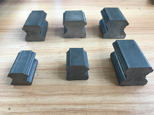 無錫冷拉廠的工作人員在加工型鋼時(shí)必須要站在防護(hù)擋板的后方